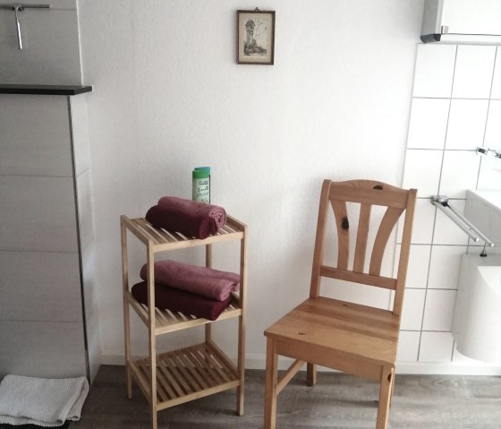 Salle de bain avec serviettes, sèche-cheveux, gel douche