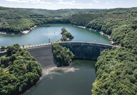 Blick auf die Urfttalperrre im Nationalpark Eifel, © Eifel Tourismus GmbH, Dennis Stratmann-finanziert durch REACT-EU