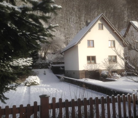 Haus mit Garten im Winter, © kph