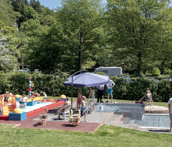 Espace enfants piscine extérieure, © Stadt Schleiden / Kerstin Wielspütz