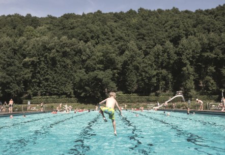 Rosenbad Gemünd Schwimmbecken, © Foto Ralph Sondermann · Rosenbad Gemünd