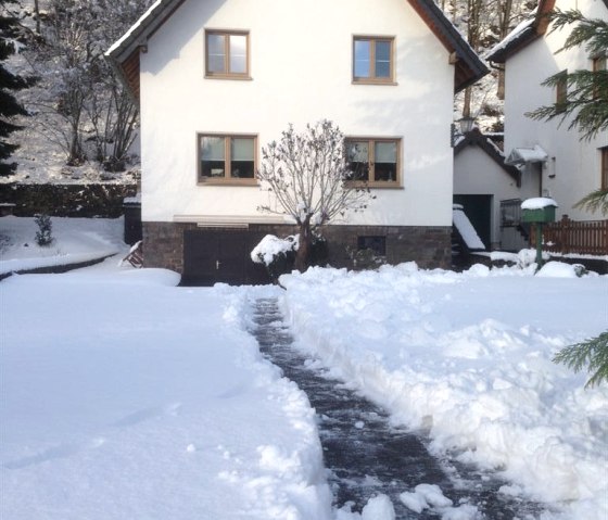 Haus mit Garten im Winter, © kph