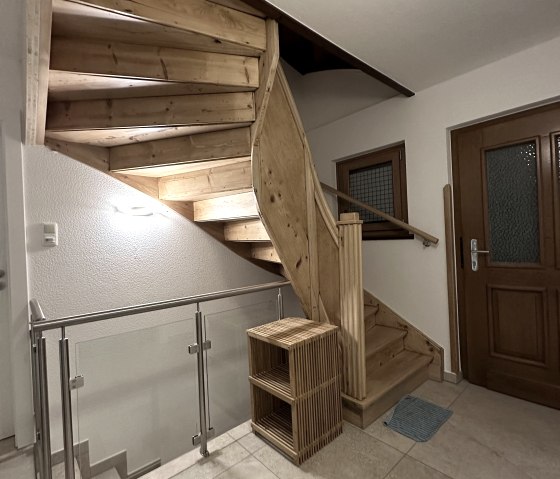 Treppenhaus mit Kellertreppe