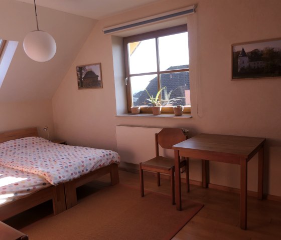 Schlafzimmer 1, © Nordeifel Tourismus GmbH & Ferienwohnung Sternenblick