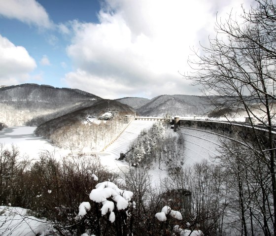 Urftstaumauer im Winter, © Janssen & De Kievith Fotografie