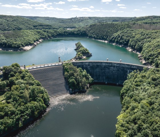 Blick auf die Urfttalsperre mit Urftstaumauer, © Eifel Tourismus GmbH, Dennis Stratmann - finanziert durch REACT-EU