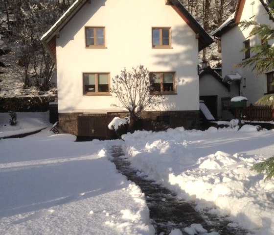 Haus mit Garten im Winter, © kph