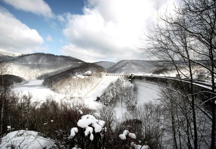 Urftstaumauer im Winter, © Janssen & De Kievith Fotografie