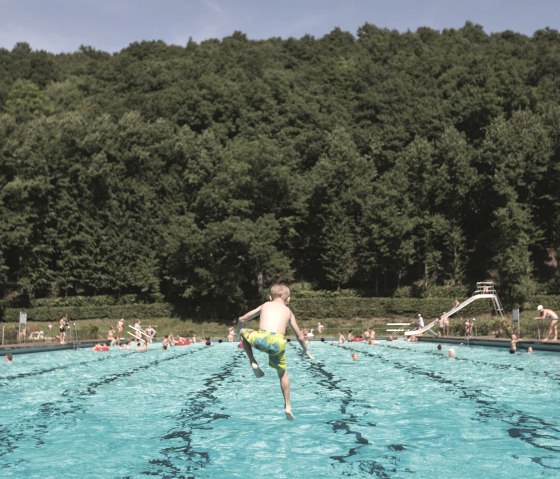 Rosenbad Gemünd Schwimmbecken, © Foto Ralph Sondermann · Rosenbad Gemünd